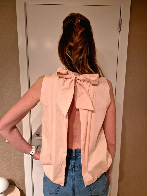 Roze blouse met strik en open rug