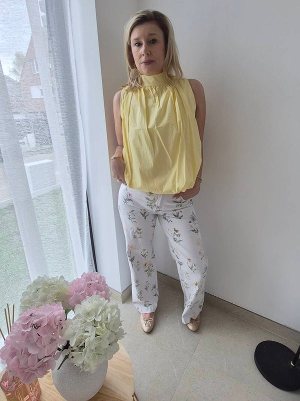 Witte jeans met bloemen. Wide leg high waist