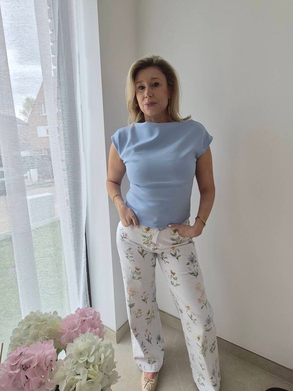 Witte jeans met bloemen. Wide leg high waist