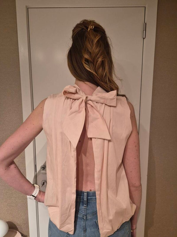 Roze blouse met strik en open rug