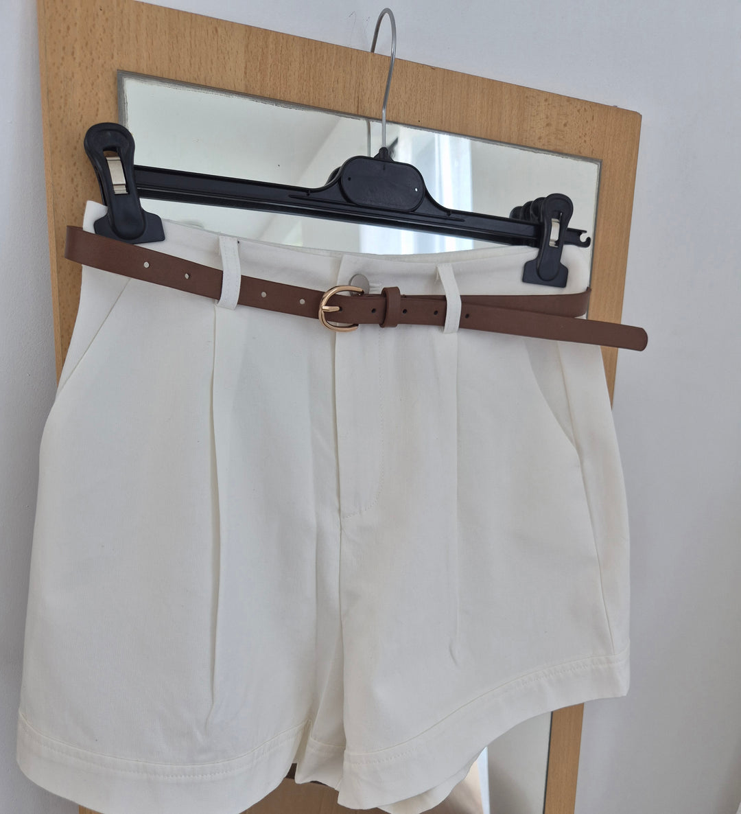 Witte short met riempje