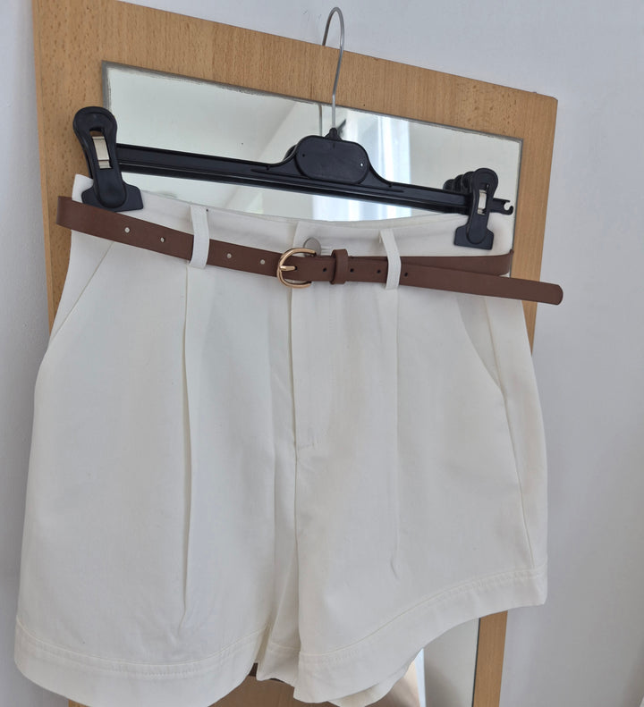 Witte short met riempje