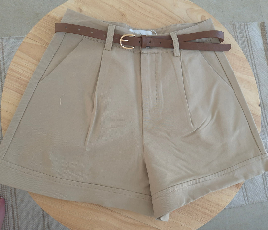 Beige short met riempje