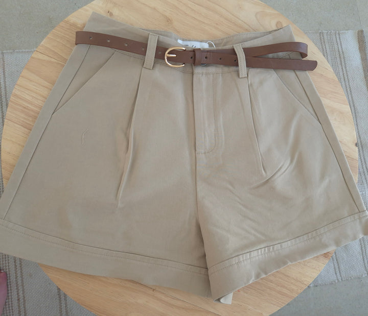 Beige short met riempje